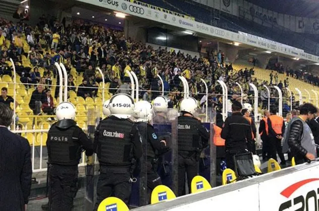 Fenerbahçeli taraftarlar stadı terk etmedi