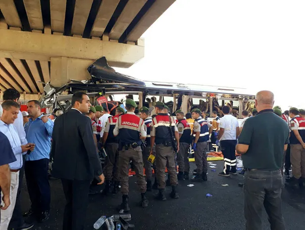 Ankara-Eskişehir yolunda feci kaza! Yolcu otobüsü köprü ayağına çarptı-2