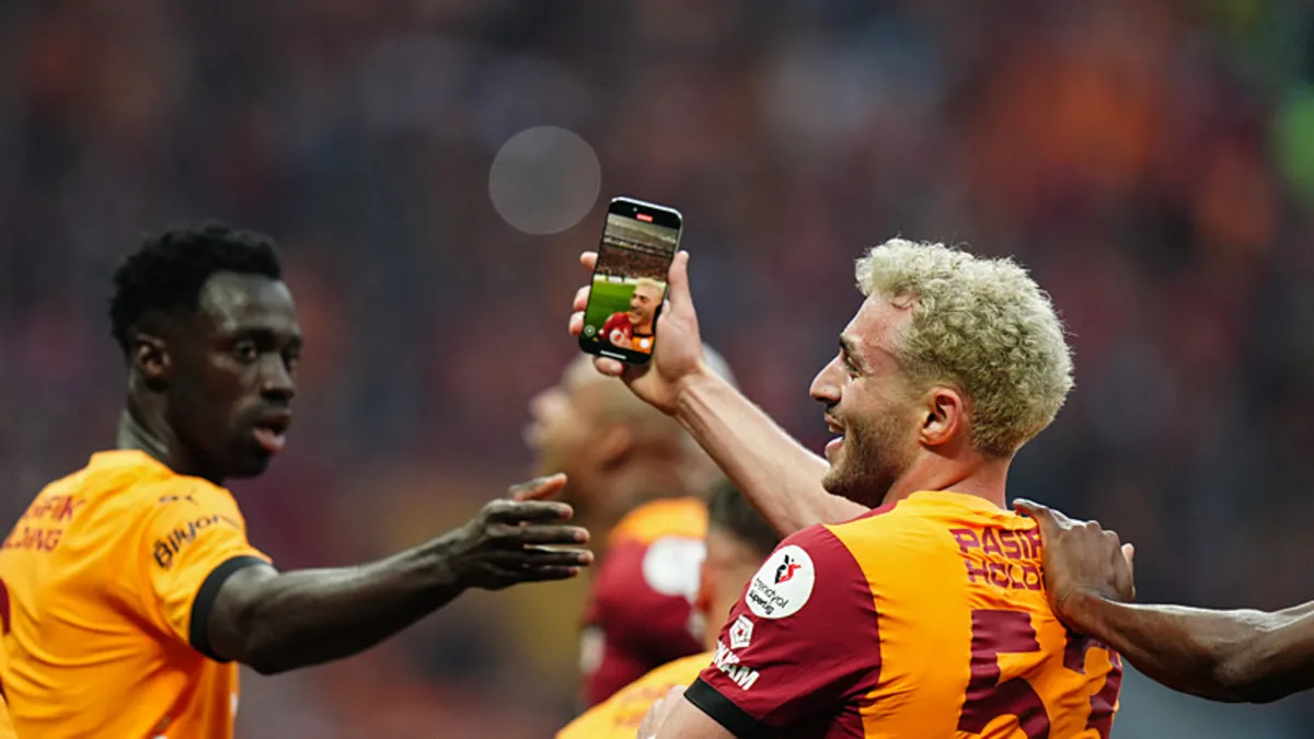 Barış Alper Yılmaz'dan attığı gol sonrası selfieli sevinç