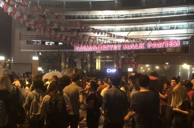 Kılıçdaroğlu'na tepkiler artıyor! CHP önünde istifa sloganları