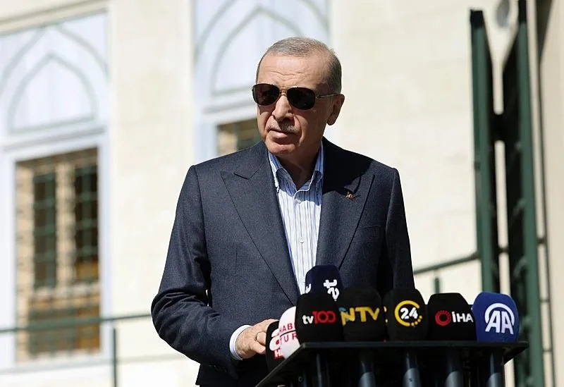 Başkan Erdoğan, cami çıkışında basın mensuplarının sorularını yanıtladı. (AA)