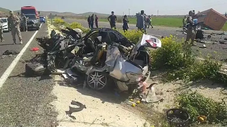 ŞANLIURFA BOZOVA SON DAKİKA: Kamyon ile otomobil çarpıştı: 1'i polis 4 ölü