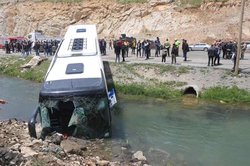 Son dakika: Bitlis Tatvan'da yolcu otobüsü dereye uçtu: 7 yaralı-3