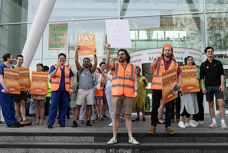 İngiltere’de binlerce hekim isyanda