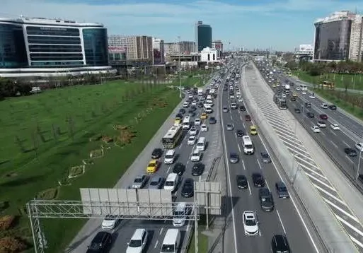 istanbuldan-kacis-bayram-trafigi-basladi-trafik-yogunlugu-yuzde-80e-ulasti-1681485749847.jpeg