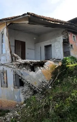 Trabzon'da binalar yan yattı, yollar çöktü!
