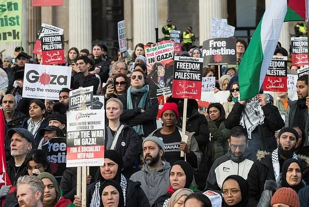 yuzlerce-israilliden-netanyahunun-evinin-onunde-protesto-bibi-bir-katil-1699129484627.jpeg Yüzlerce İsrailliden Netanyahu'nun evinin önünde protesto: Bibi bir katil-6