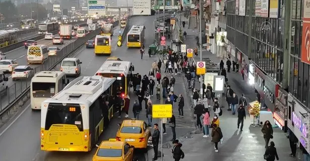 İstanbul’da ulaşım çilesi bitmiyor! Haftanın son iş gününde duraklarda ve trafikte yoğunluk
