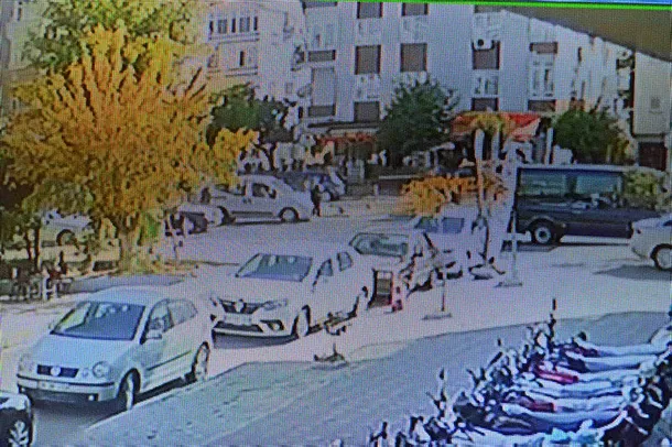 Yaya geçidindeki korkunç kaza saniye saniye kamerada! Genç kadın metrelerce havaya uçtu-1