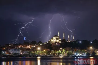 İstanbul’da gece saatlerinde çakan şimşekler gökyüzünü aydınlattı