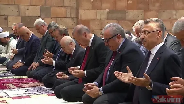 Malazgirt Zaferi'nin 951. yılı! Başkan Erdoğan cuma namazını zafer meydanında kıldı - 4