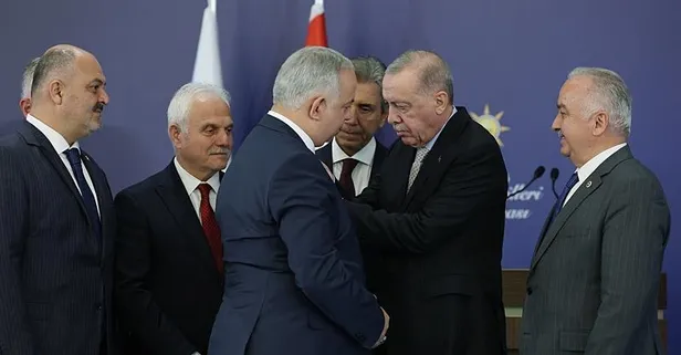 Başkan Erdoğan rozetleri taktı 7 belediye başkanı AK Parti'ye katıldı