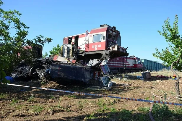 Son dakika: Malatya'da iki yük treni çarpıştı! Bir kişi öldü, 3 kişi yaralandı-4