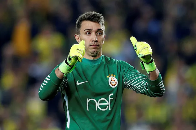 Napoli'den Muslera hamlesi
