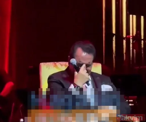 Gözyaşlarına Hakim Olamadı Seyircilerinin 'Helal Olsun' Demesinin Ardından Tatlıses Sahnede Gözyaşlarına Hakim Olamadı.