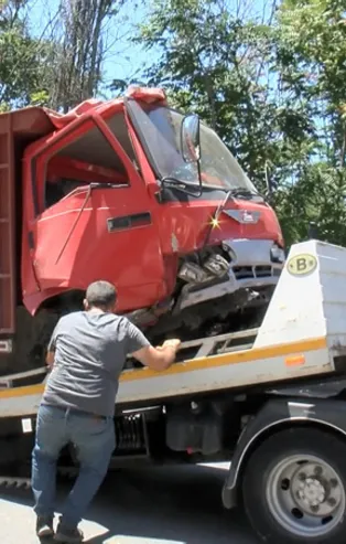 Kağıthane'de hafriyat yüklü kamyon devrildi