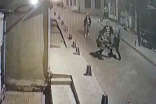 Beyoğlu'nda kadına şiddet! Şişeyle vurdu yerde tekmeledi
