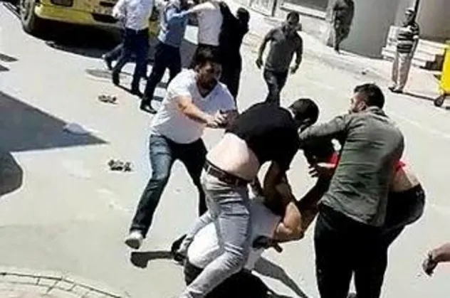 Bursa'da taşlı sopalı beşik kertmesi kavgası kamerada: 9 yaralı, 18 gözaltı