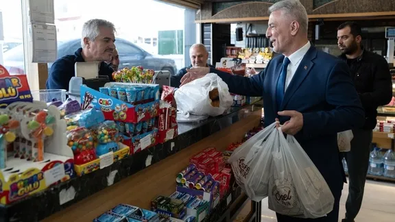 Ticaret Bakanı Bolat’tan esnafa destek: Boykot çağrılarına karşı alışveriş yaptı!