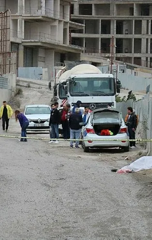 Kadıköy'de feci ölüm! Hafriyat kamyonunun altında kalan sürücü öldü
