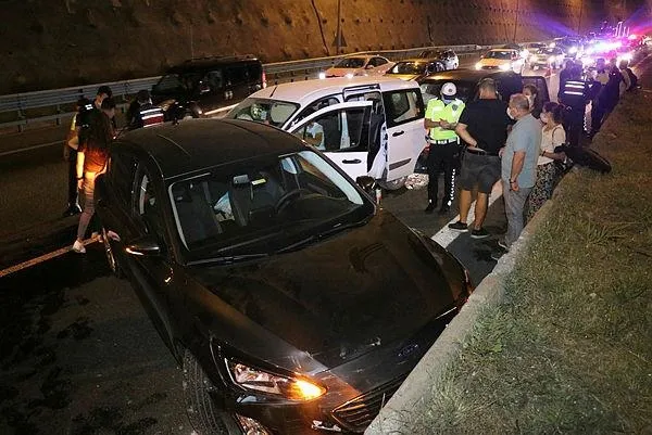anadolu-otoyolunda-zincirleme-trafik-kazasi-1596918512590.jpeg Anadolu Otoyolu'nda zincirleme trafik kazası!-1
