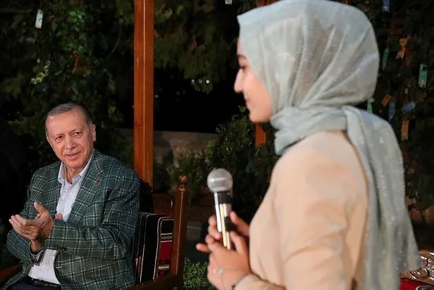 son-dakika-baskan-erdogan-kahramanmarasta-genclerle-siir-gecesi-programinda-bulustu-1631389199511.jpeg