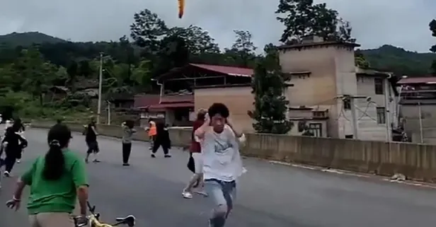 Çin’de zehirli roket paniği! Kontrolsüz iniş yapınca yerleşim yerine düştü: Dehşet anları kamerada