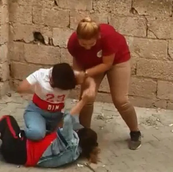 Liseli kızların sokak ortasındaki kavgası dehşete düşürdü-4