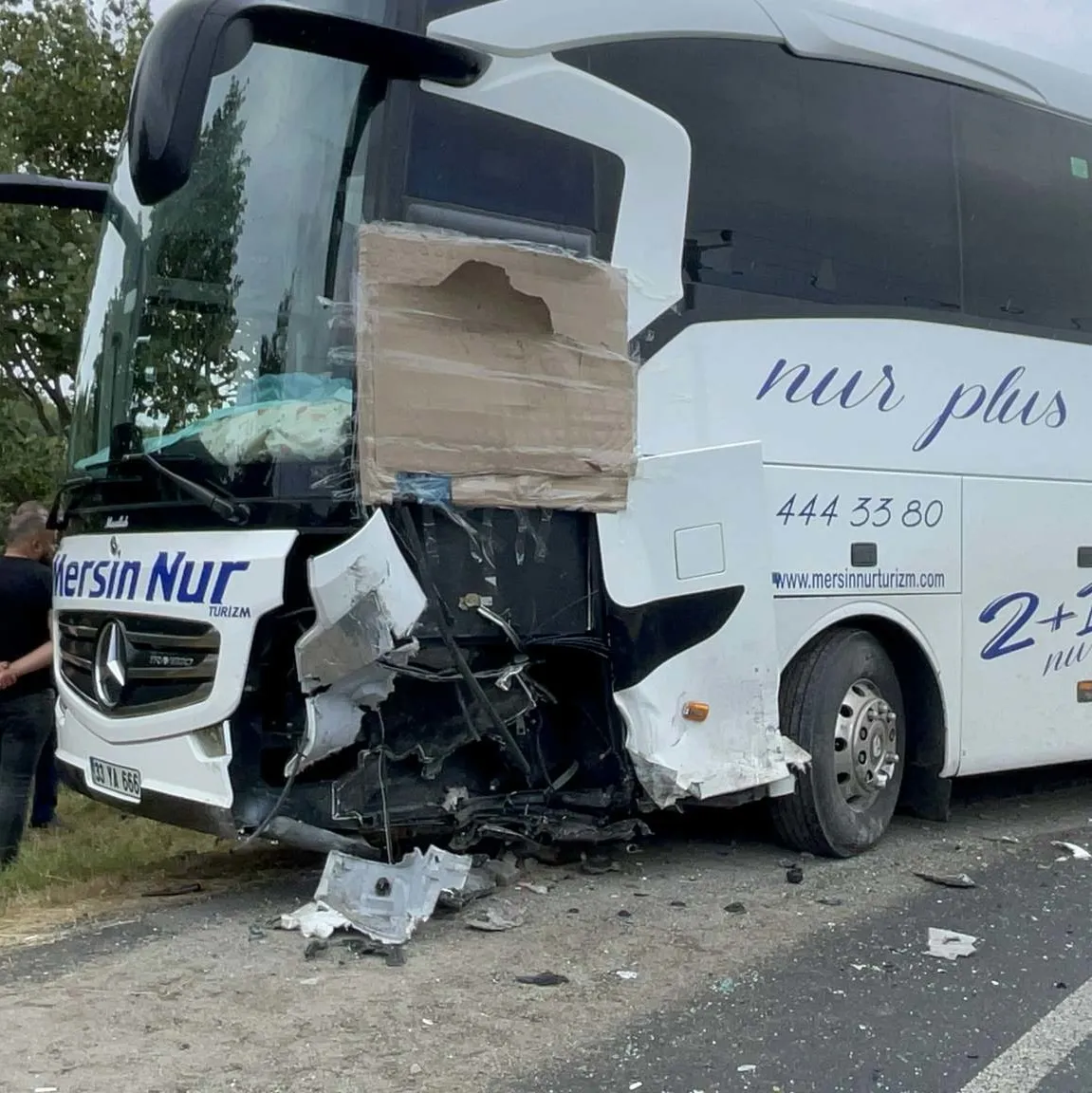 Yolcu otobüsüyle otomobil çarpıştı!