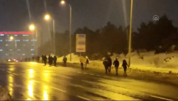 'Yol kapalı' İstanbulluların İETT şoförleri ile bitmeyen imtihanı! Yolcuları otoyolda indirdi!