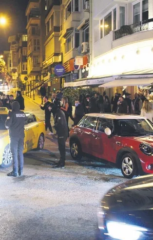 Sosyetik mekanda dehşet anları! 10 el ateş açıldı: Rock sanatçısı Teoman şok yaşadı