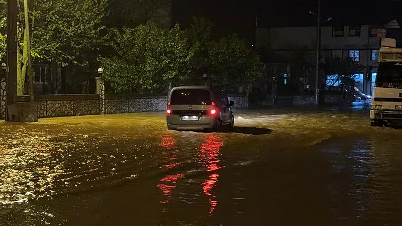 sakarya-karasuda-dere-tasti-sokaklari-su-basti-1777963779617.jpeg Sakarya Karasu'da dere taştı sokakları su bastı | Pamukova'da anne-oğul kurtarıldı-3