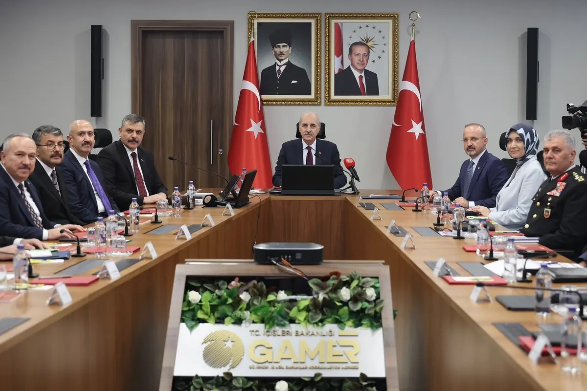 terorsuz-turkiye-surecinde-kritik-toplanti-basladi-81-ilin-valisi-ve-kolluk-komutanlari-zirvede-1786541799999.jpeg 81 il valisi Terörsüz Türkiye için toplandı! Kritik zirvede net mesaj: Silah tamamen devreden çıkacak-2