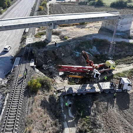 Yolcu treni beton pompa aracına çarptı
