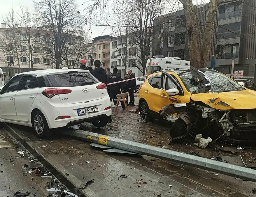 İki otomobil kavşakta çarpıştı: 3 yaralı