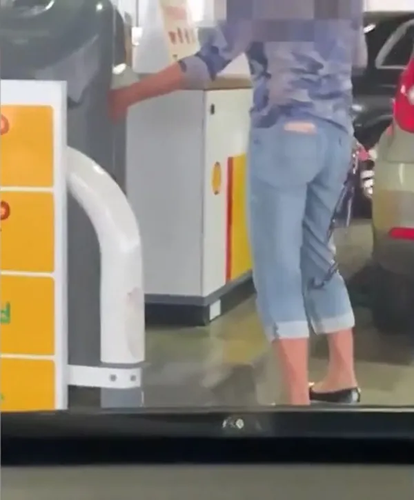 ingiltere-yakit-krizi-bir-kadin-pet-sisedeki-suyu-bosaltti-icine-benzin-koydu-o-anlar-kamerada-1632824716185.jpg İngiltere yakıt krizi | Bir kadın pet şişedeki suyu boşalttı içine benzin koydu! O anlar kamerada-4