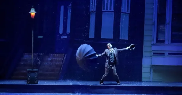 Türkiye'de ilk kez! Samsun Kültür Yolu Festivali’nde “Singin’ in the Rain" sahnelendi... Sahnede yağmur yağdırıldı