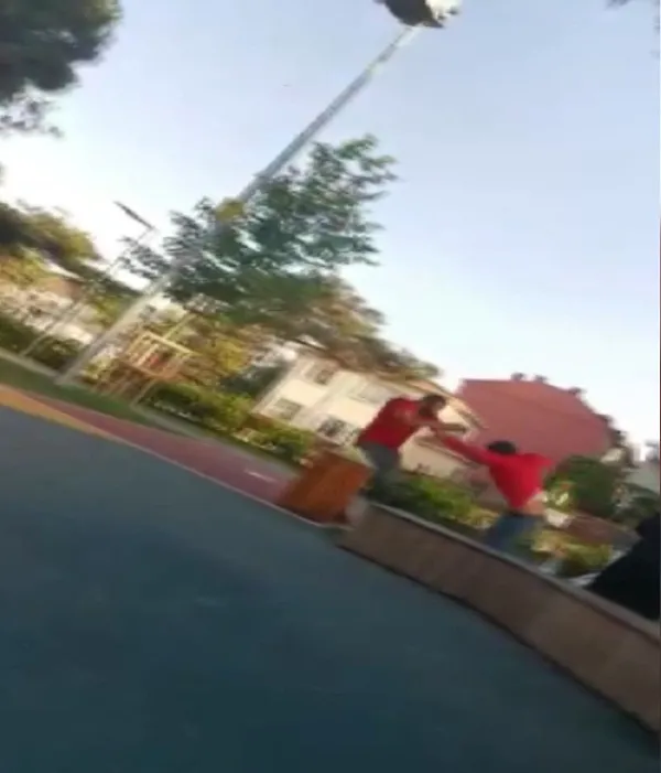 umraniyede-cocuk-parkinda-silahli-bicakli-kavga-cocugun-sesi-her-seyi-ozetliyor-baba-gitmeyelim-1621924245268.jpg Ümraniye'de çocuk parkında silahlı bıçaklı kavga! Çocuğun sesi her şeyi özetliyor: Baba gitmeyelim-7