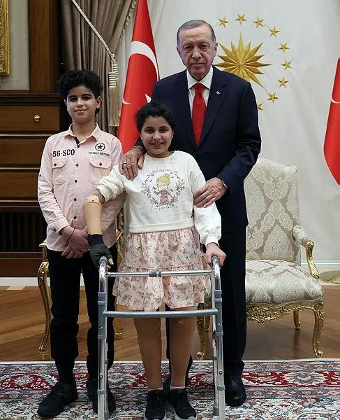 baskan-erdogan-filistinli-kardesler-rahaf-ve-muhammed-halili-kabul-etti-gazzede-yaralandiktan-sonra-turkiye-de-1674740249751.jpeg