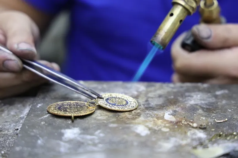 altin-rekor-kiriyor-sahtecilerin-agina-dusmeyin-ses-kontrol-uyarisi-gercek-altin-nasil-anlasilir-1713339764395.jpeg Altın rekor kırıyor! Sahtecilerin ağına düşmeyin: Ses kontrol uyarısı... Gerçek altın nasıl anlaşılır?-2