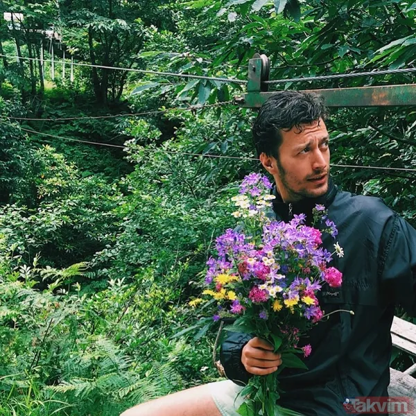 Camdaki Kız'ın Sedat'ı Feyyaz Şerifoğlu hayranlarını kırmadı! Hem çaldı hem söyledi sosyal medya damga vurdu - 3