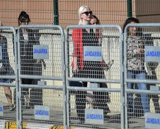 Oktar davası öncesi mahkeme önünde davul zurnalı eğlence! Adnancığım izle beni