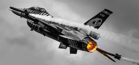 Ankara'daki 4'üncü Ana Jet Üs Komutanlığından havalanan Solotürk, Kars üzerinde tanker uçakla buluşarak yakıt ikmali yaptı.