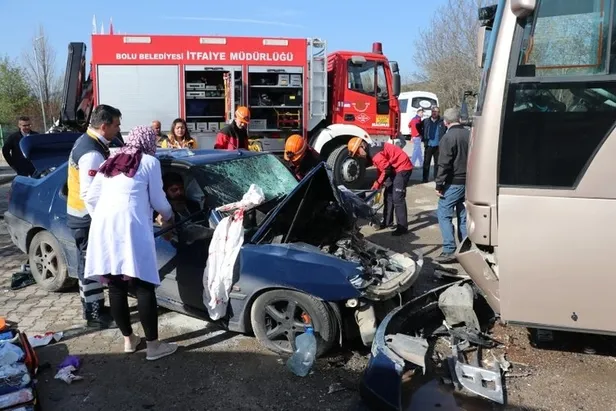 Son dakika: İşçileri taşıyan midibüs otomobille çarpıştı: 12 yaralı-8