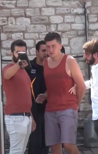 Taksim’de psikolojisi bozuk turist paniği!