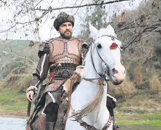 Diriliş Ertuğrulun Ertuğrul Beyi Engin Altan Düzyatandan Mesut Özile tarihi hediye
