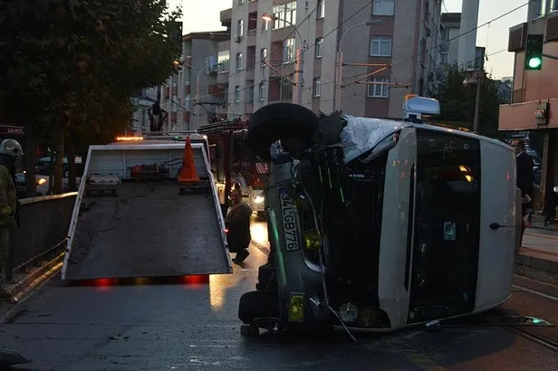 İstanbul Güngören'de servis aracı tramvay yoluna devrildi-2