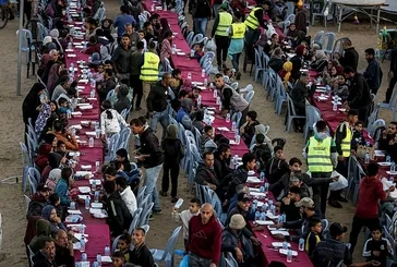 Gazze’de Ramazan dayanışması: Yerinden edilmiş Filistinliler iftar masasında buluştu