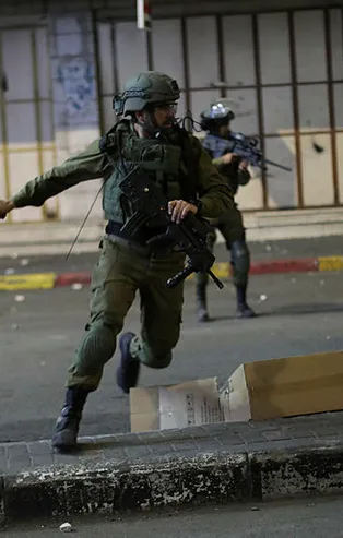 İsrail sabah namazı sonrası bir kez daha Filistinlilere saldırdı