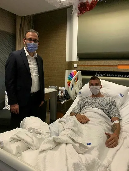 Son dakika: Gençlik ve Spor Bakanı Mehmet Muharrem Kasapoğlu, Muslera'yı hastanede ziyaret etti-1